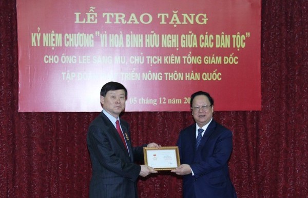Trao Kỷ niệm chương tặng Chủ tịch kiêm Tổng Giám đốc Tập đoàn Phát triển Nông thôn Hàn Quốc  - ảnh 1